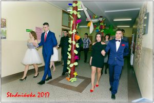 Maturzyści tańczą poloneza na Studniówce
